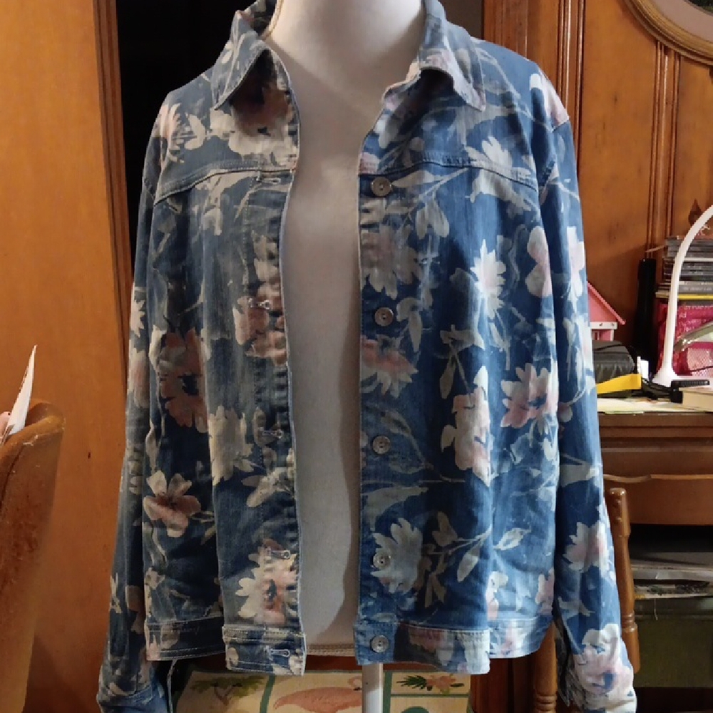Light Weight Alfred Dunner Printed Jean Jacket 1x In Greys And Pink Flowers.